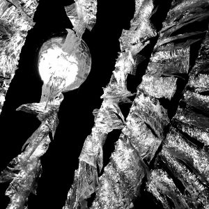 Contrapicat-de-roba-estesa-i-lluna